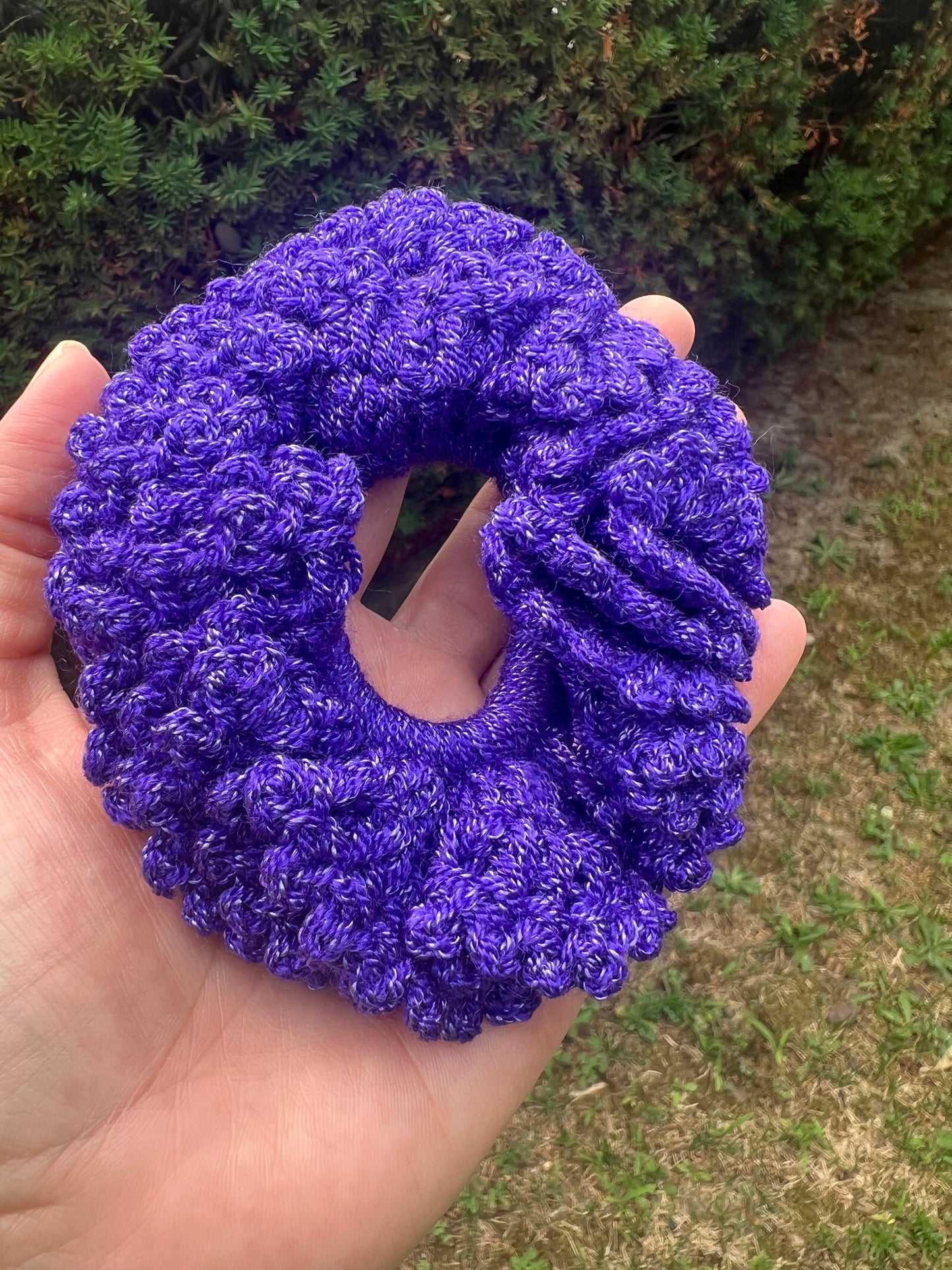 Scrunchie Crochet Hecho a Mano — Morado Obispo